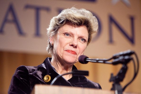 Commentator Cokie Roberts Reveals Serious and Fun Side at Hollins