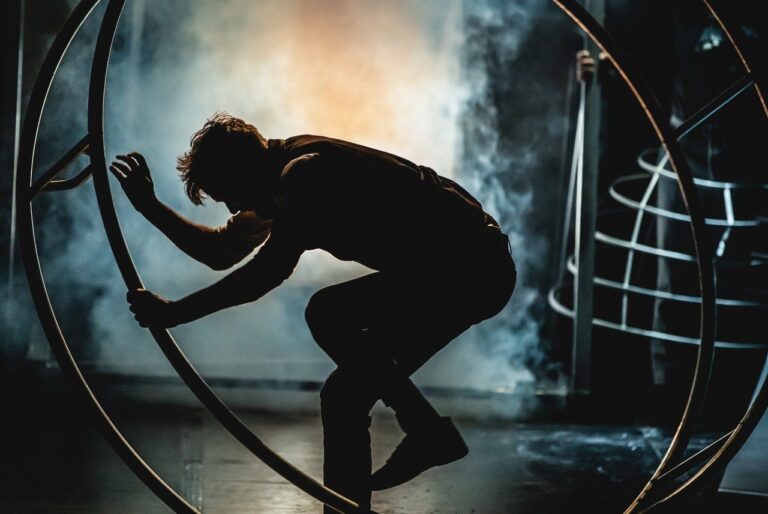 Machine de Cirque Brings Poetry, Humor, and Dizzying Feats